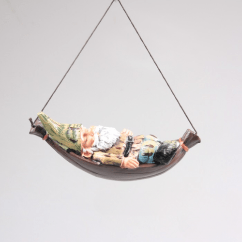 Nain de jardin dormant dans un hamac | coloré | 20 x 7 x 8 cm