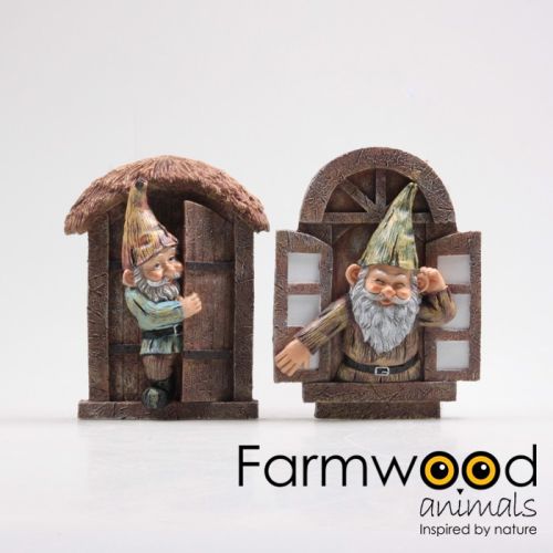 Nain de jardin en figurine regardant par la porte/fenêtre | coloré | 20 x 15 cm