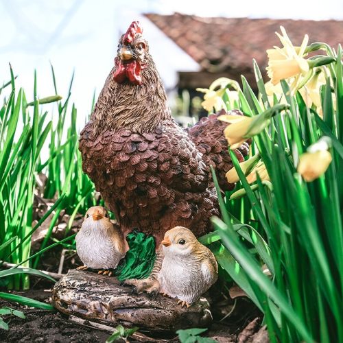 Décoration de jardin : Poule debout avec 2 poussins | marron | 15 x 11 x 20 cm