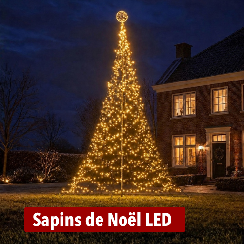 Sapins de Noël LED: Sapin de Noël LED lumineux blanc chaud dans un jardin devant une maison en briques – sapins de Noël LED